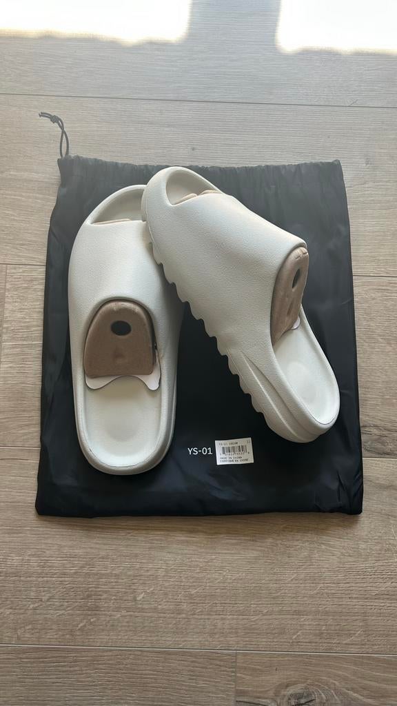 Sandales Yeezy YS-01 crème taille 44 neuves non portées, Vêtements | Hommes, Chaussures, Neuf, Chaussons, Enlèvement ou Envoi