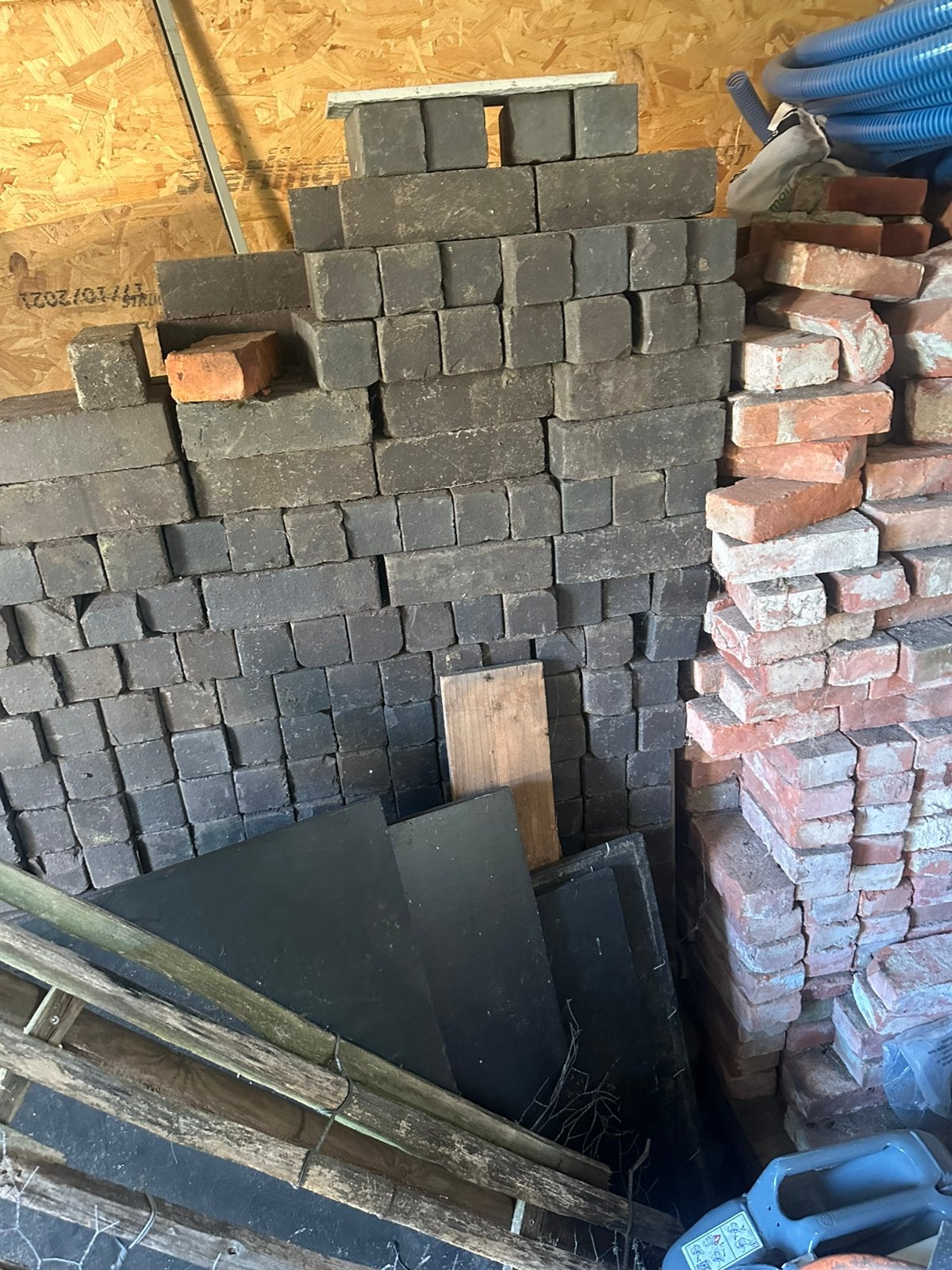 gekuiste bakstenen meer dan 1000stuks ook de blauwe steen, Bricolage & Construction, Briques, Enlèvement, Comme neuf, Briques