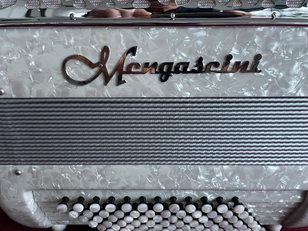 Nieuwe kleine Mengascini knopaccordeon .DO1. 72 bas ., 72-bas, Ophalen of Verzenden, Knopaccordeon, Met koffer