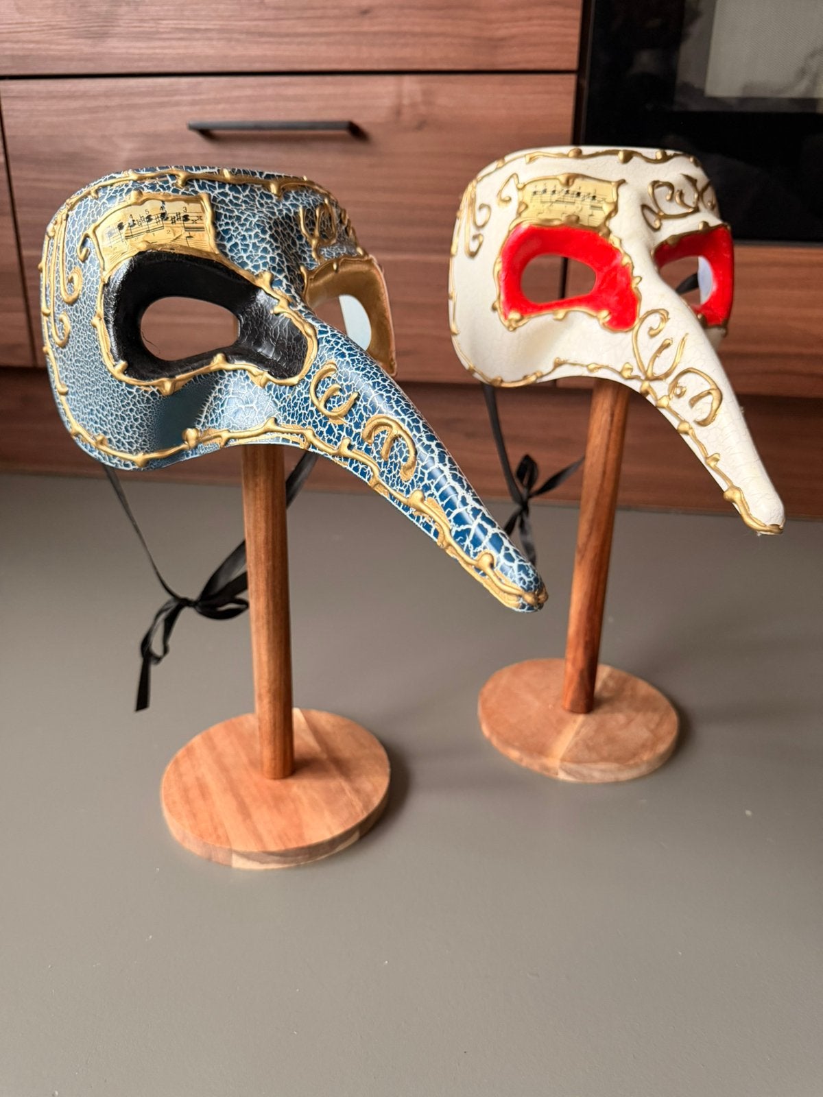 Set van 2 Venetiaanse Decoratie Maskers op Sokkel, Ophalen, Zo goed als nieuw
