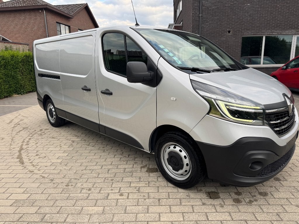 Renault Trafic L2H1 2021 jaar 2.0 diesel Like Nieuwe, Autos, Camionnettes & Utilitaires, Argent ou Gris, Achat, Euro 6, 3 places