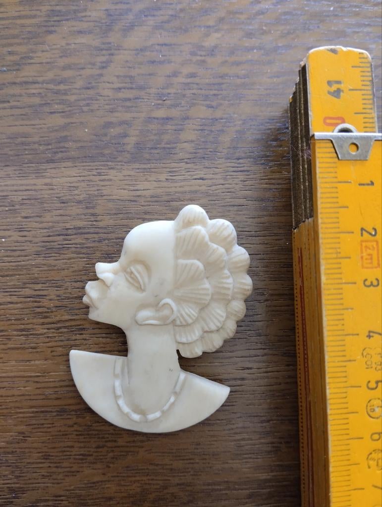 Art deco style Afrikaanse broche., Verzamelen, Speldjes, Pins en Buttons, Verzenden, Gebruikt, Figuurtje