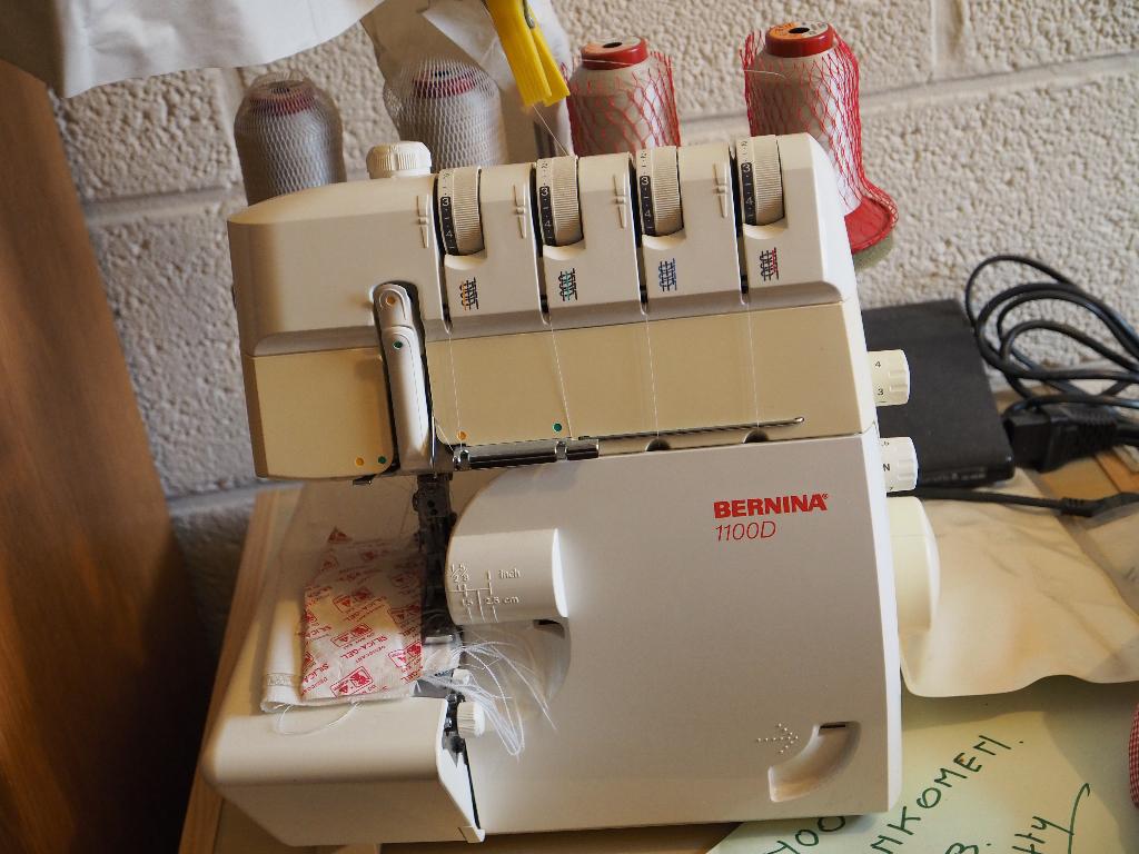 Bernina 1100D overlockmachine, Hobby en Vrije tijd, Ophalen, Zo goed als nieuw, Lockmachine, Bernina