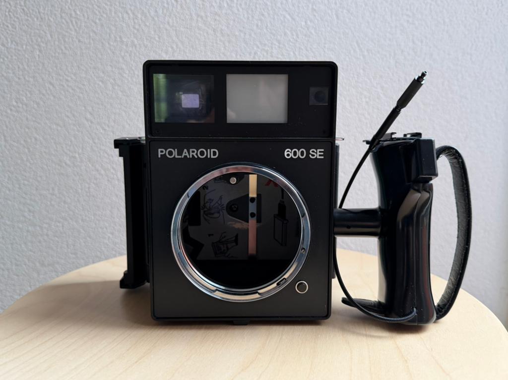 Polaroid 600 SE Body Instant Film Camera Fuji FP 100 600SE, Enlèvement ou Envoi, Comme neuf, Polaroid, Polaroid