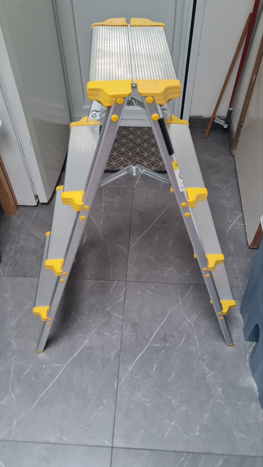 4 tredden trap in goede staat kan plooien, Doe-het-zelf en Bouw, Ladders en Trappen, Ophalen of Verzenden, Trap