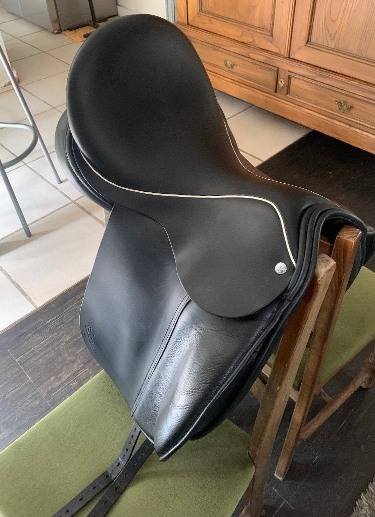 Selle de dressage Frank Baines Elegance Deluxe 17,5 pouces, Siège semi-creux, L (17.5 pouces), Comme neuf, Enlèvement