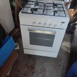 cuisiniere (four électrique et plaque au gaz), Neuf, Plaque chauffante, 4 zones de cuisson, Enlèvement