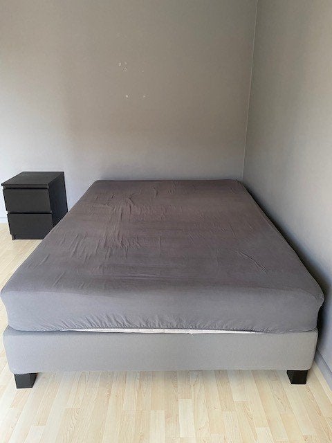 gestoffeerd bed 140cm op 200cm met lattenbodem en matras, Ophalen, Grijs