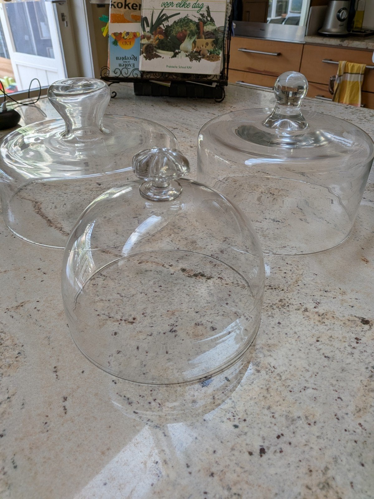 set van 3 glazen stolpen, Glas, Ophalen