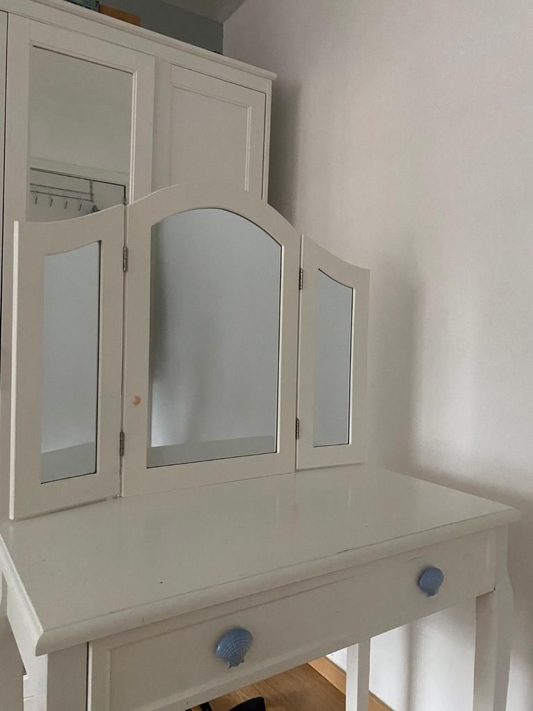 Coiffeuse, Enlèvement
