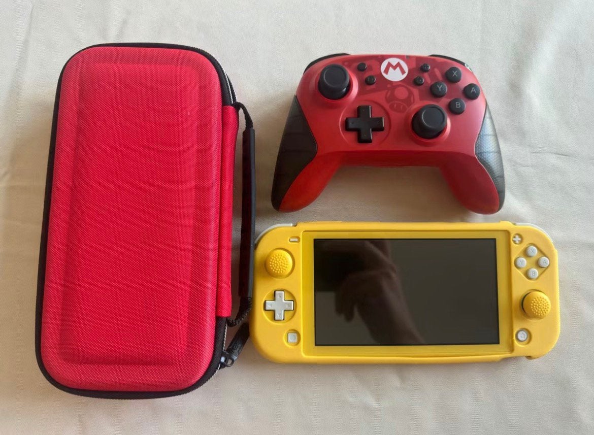 Nintendo Switch Lite + Mario Controler, Games en Spelcomputers, Spelcomputers | Nintendo Switch, Ophalen, Zo goed als nieuw