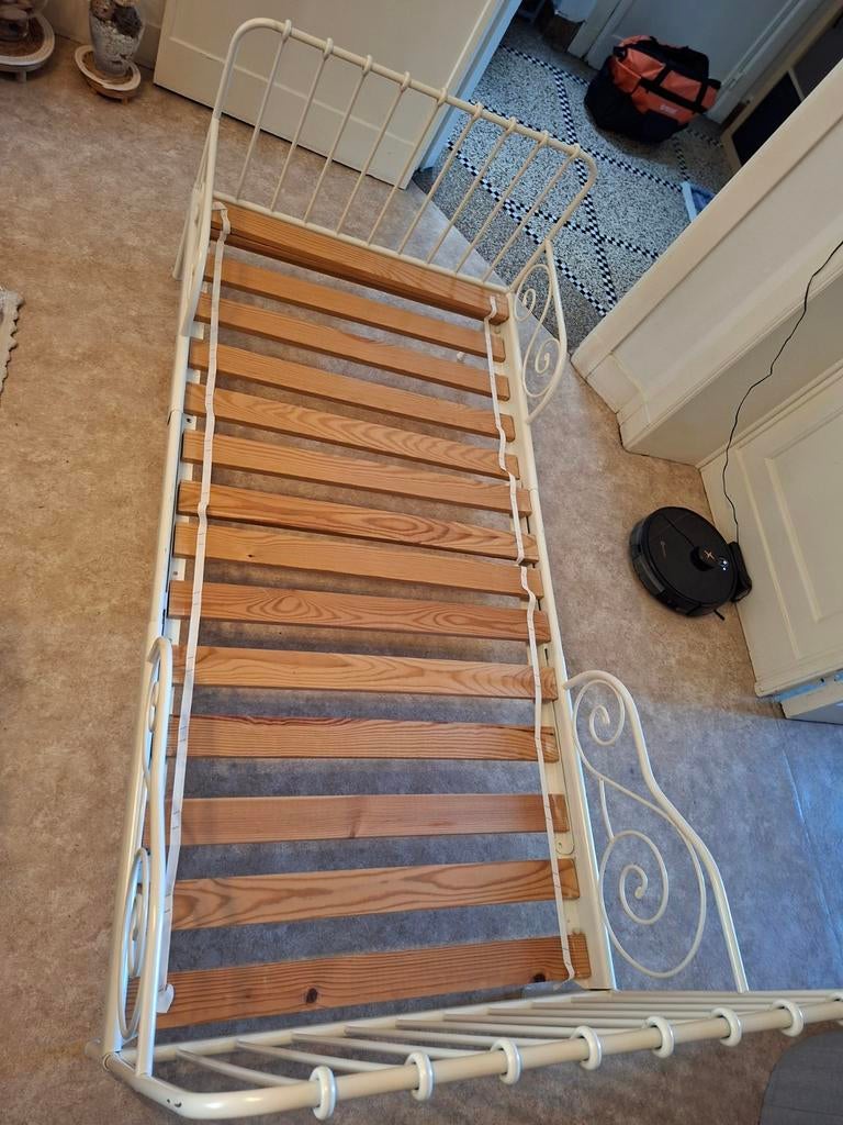 Lit ikea 90/200 avec sommier très propre à donner