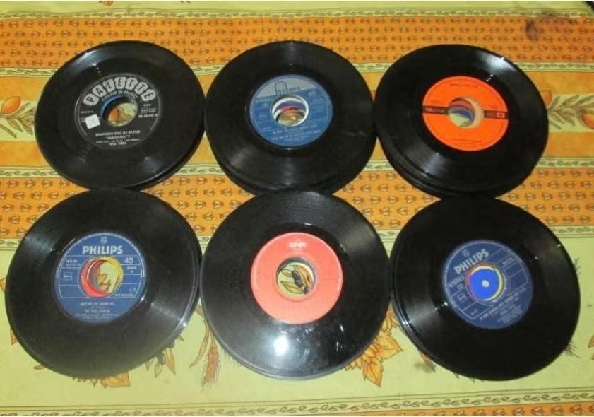 93 vieux singles hollandais en vinyle sans pochette, Enlèvement ou Envoi, Comme neuf, En néerlandais, Autres types