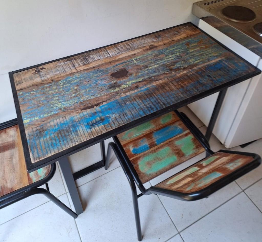 1 table et 2 chaises en bois massif, 100 à 150 cm, Quatre personnes, Comme neuf, Enlèvement