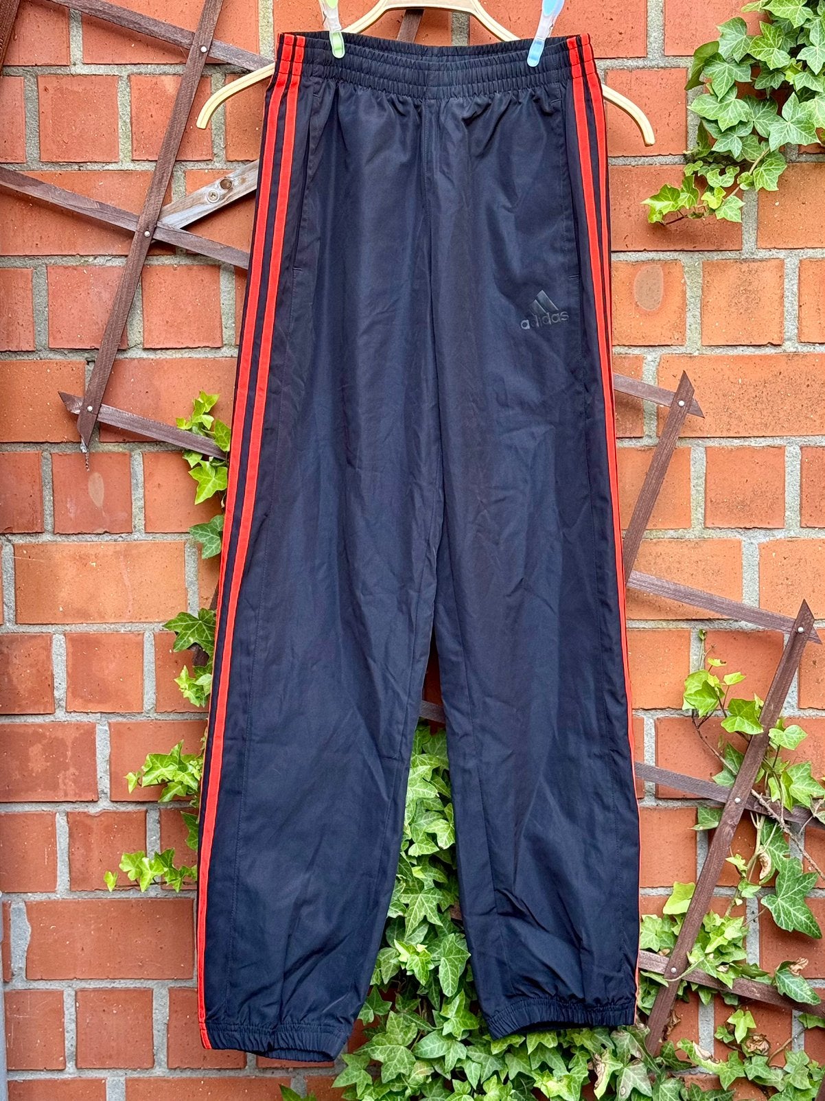 Adidas sportbroek maat S – zwart met rode strepen, Kleding | Dames, Broeken en Pantalons, Zwart, Ophalen of Verzenden, Zo goed als nieuw