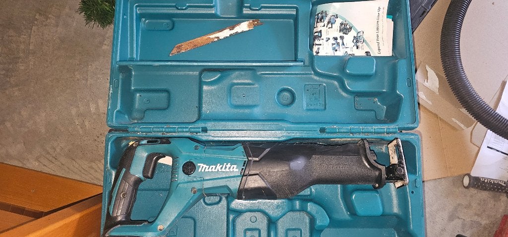 Scie alternative Makita DJR186, 600 à 1200 watts, Scie sabre, Moins de 30 mm, Enlèvement
