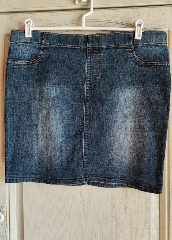 Jupe en jeans taille 42, Vêtements | Femmes, Jupes, Enlèvement