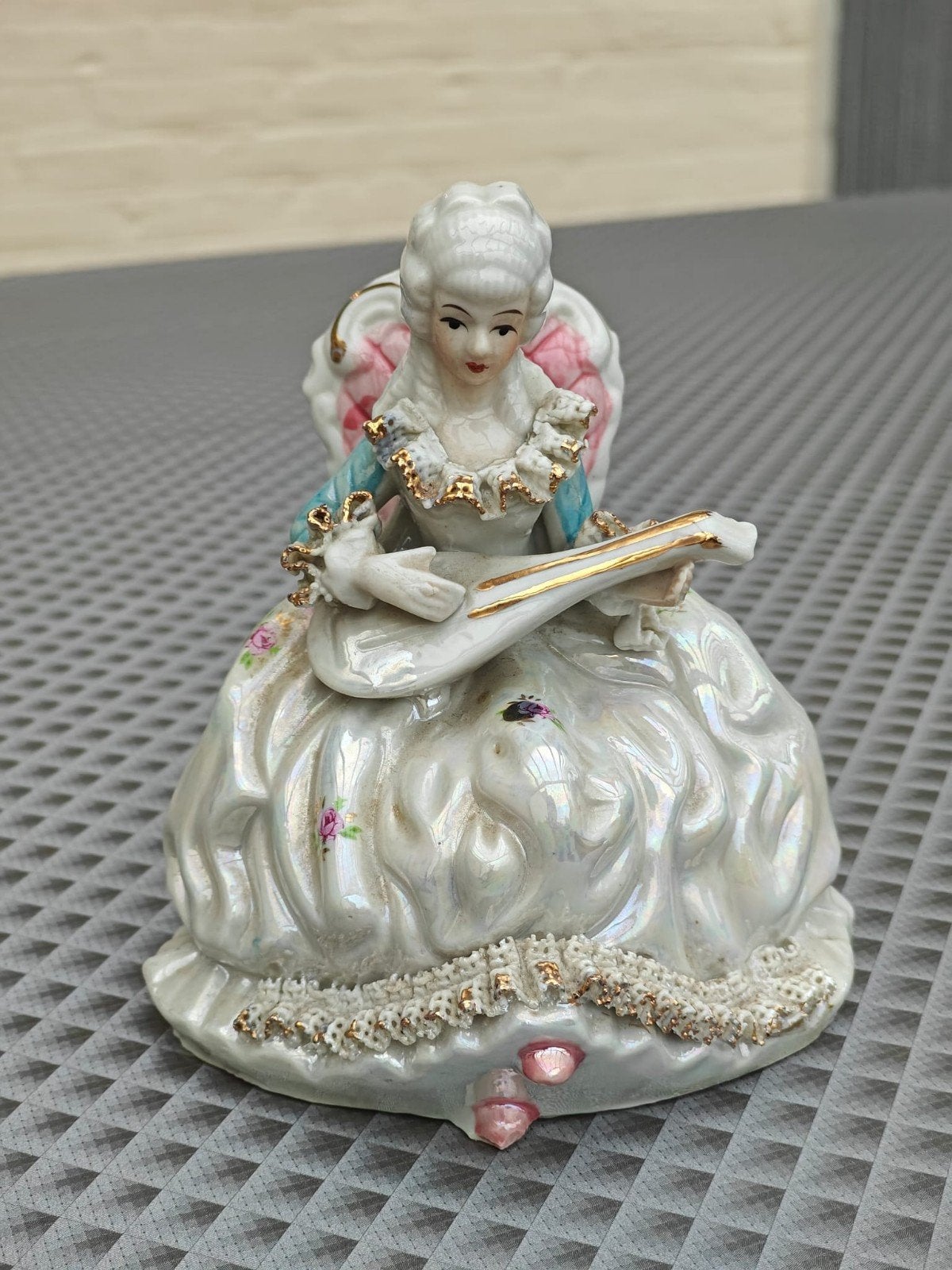 Vintage porseleinen beeldje – Barokke dame met mandoline (Dr, Antiek en Kunst, Ophalen