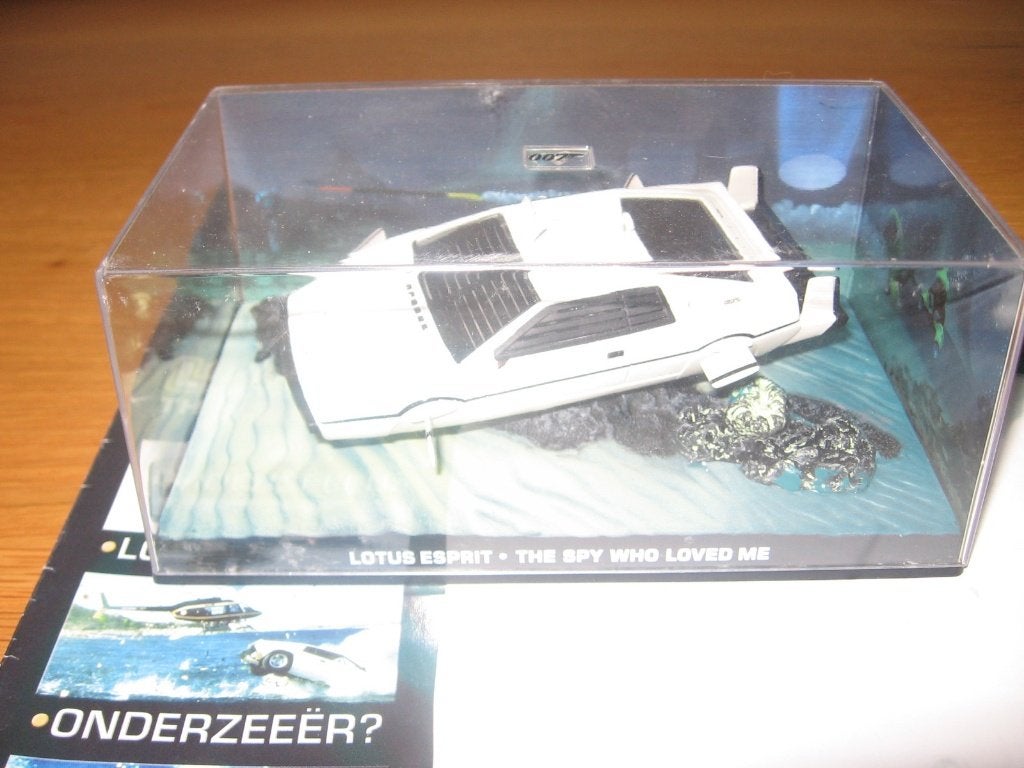 Lotus esperit james bond the spy who loved me auto +magazine, Verzamelen, Ophalen, Zo goed als nieuw, Tv, Beeldje, Replica of Model