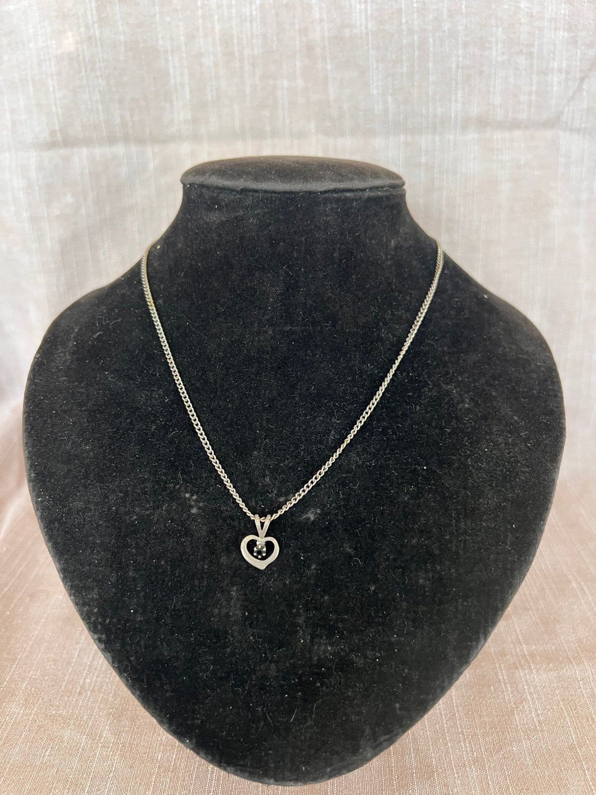 Ketting met hartje en zwart steentje, Bijoux, Sacs & Beauté, Enlèvement ou Envoi, Comme neuf, Noir