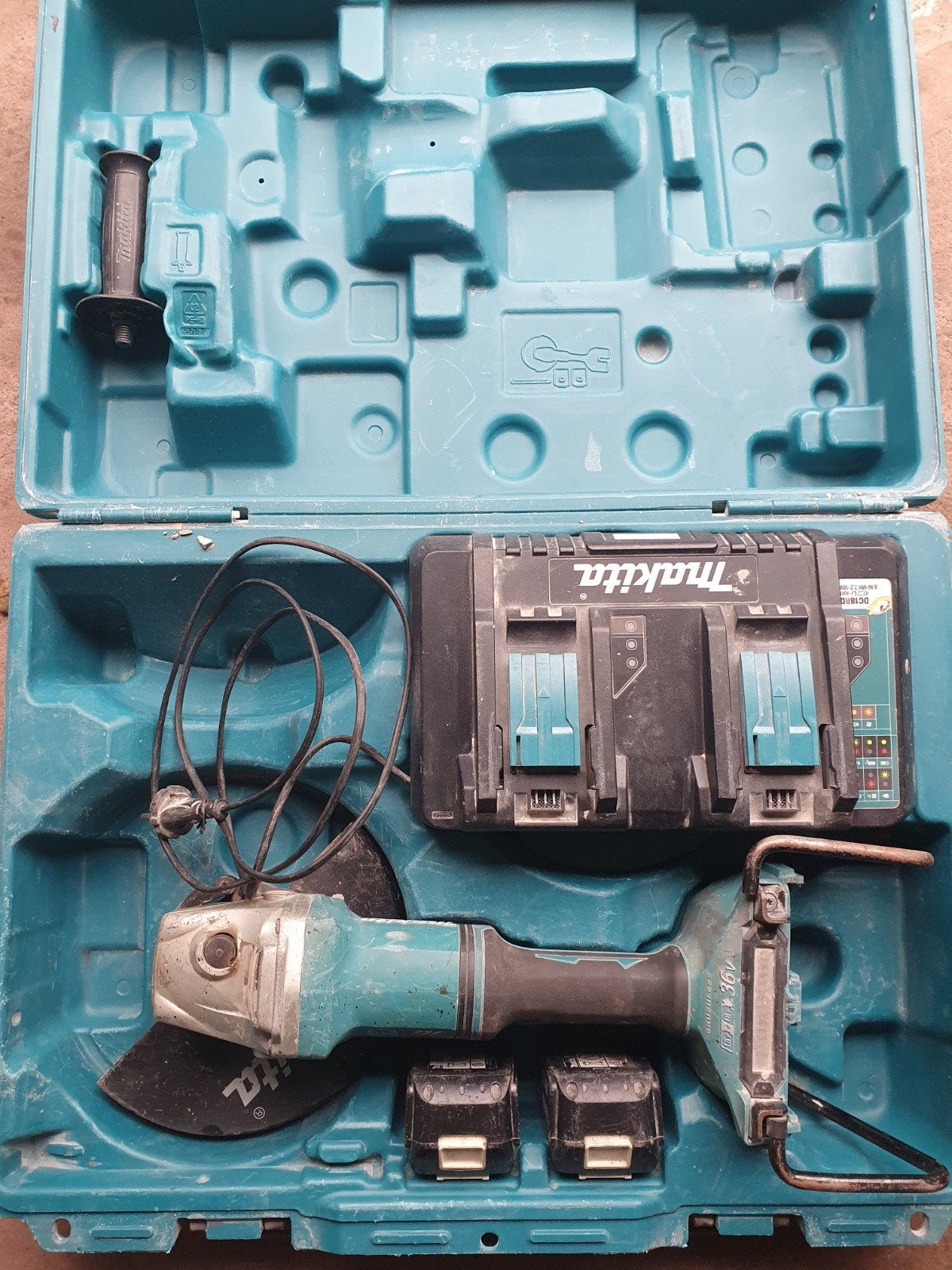 Makita DGA900PT2 36V (2x 18V) Li-Ion accu, Ophalen
