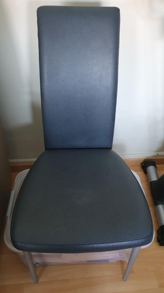 3570 Alken. 4 grijze keukenstoelen., Ophalen