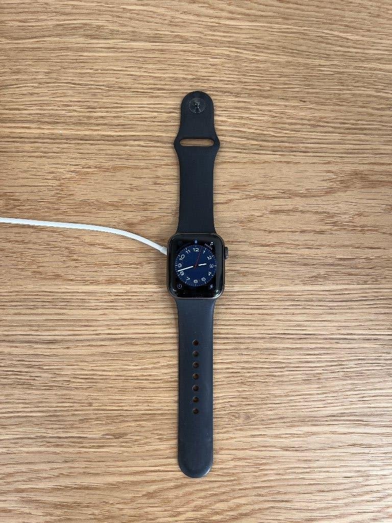 Apple Smart Watch 5 GPS 40mm Space Gray, Ophalen of Verzenden, Waterdicht, Hoogte, Gebruikt
