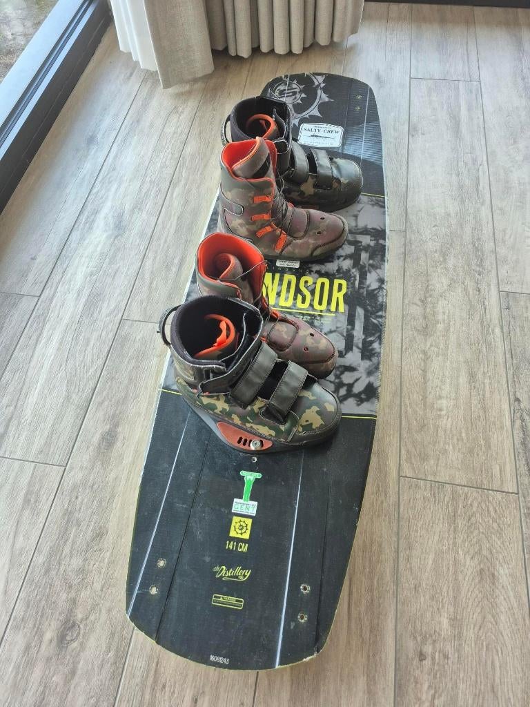 Wakeboard 141cm (incl.bindingen + botten 44,5), Watersport en Boten, Wakeboarden, Ophalen, Gebruikt, Board en Schoenen