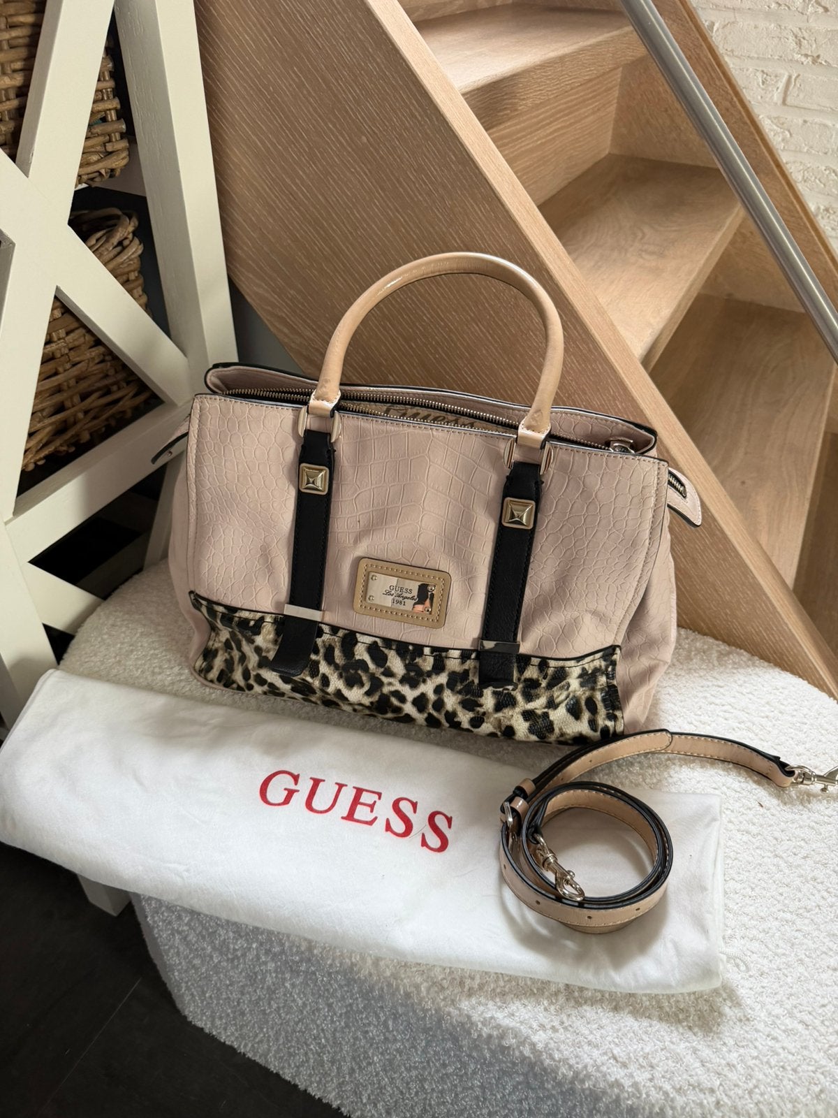 Handtas guess met stofzak en lange riem in top staat, Ophalen, Zo goed als nieuw, Handtas