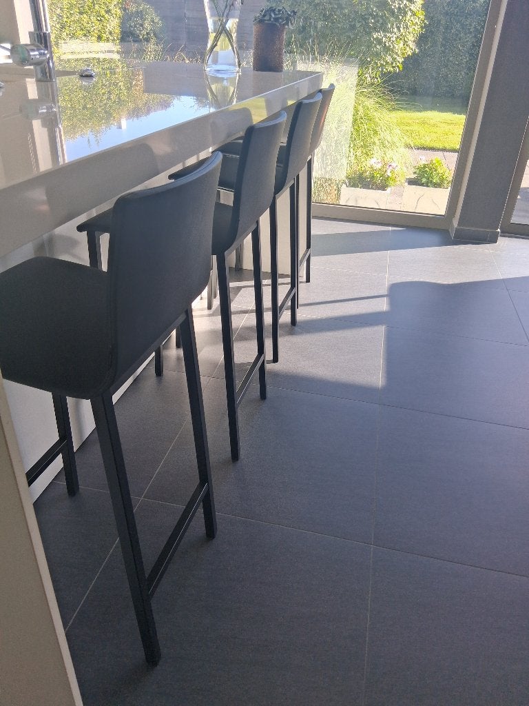 4 zwarte hoge designstoelen, Maison & Meubles, Chaises, Comme neuf, Synthétique, Enlèvement, Modern