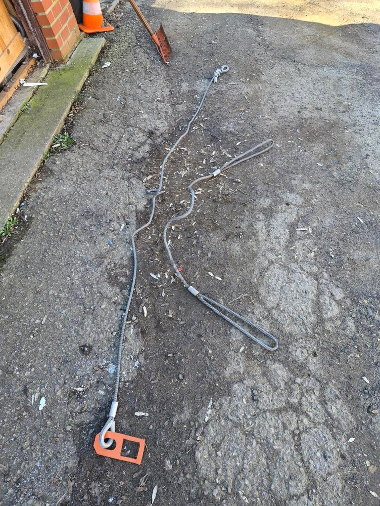 2 stalen trekkabels, Ophalen