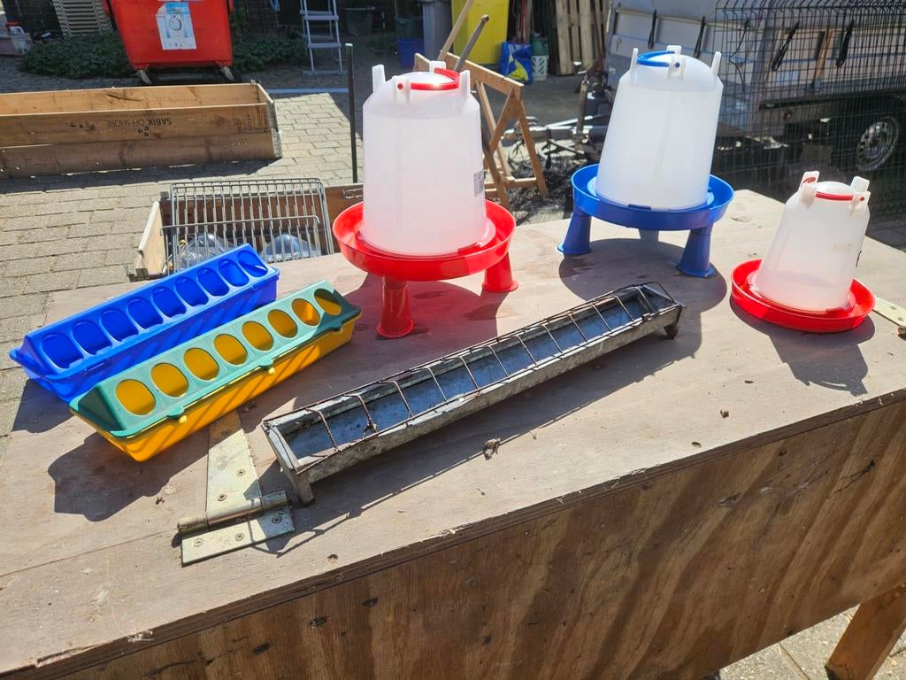 Drinkbakken en eetbakken voor kuikens, Ophalen