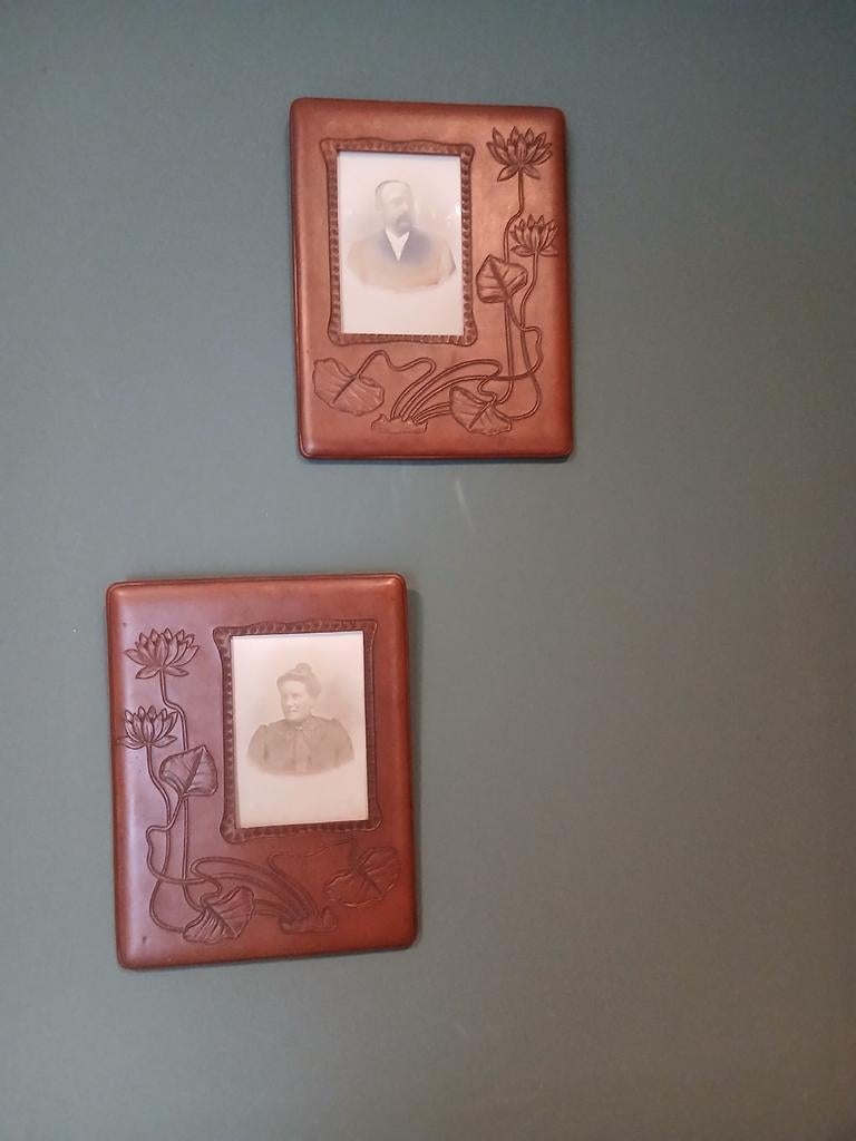 Paire de cadres Art Nouveau en cuir repoussé, Maison & Meubles, Accessoires pour la Maison | Cadres, Envoi
