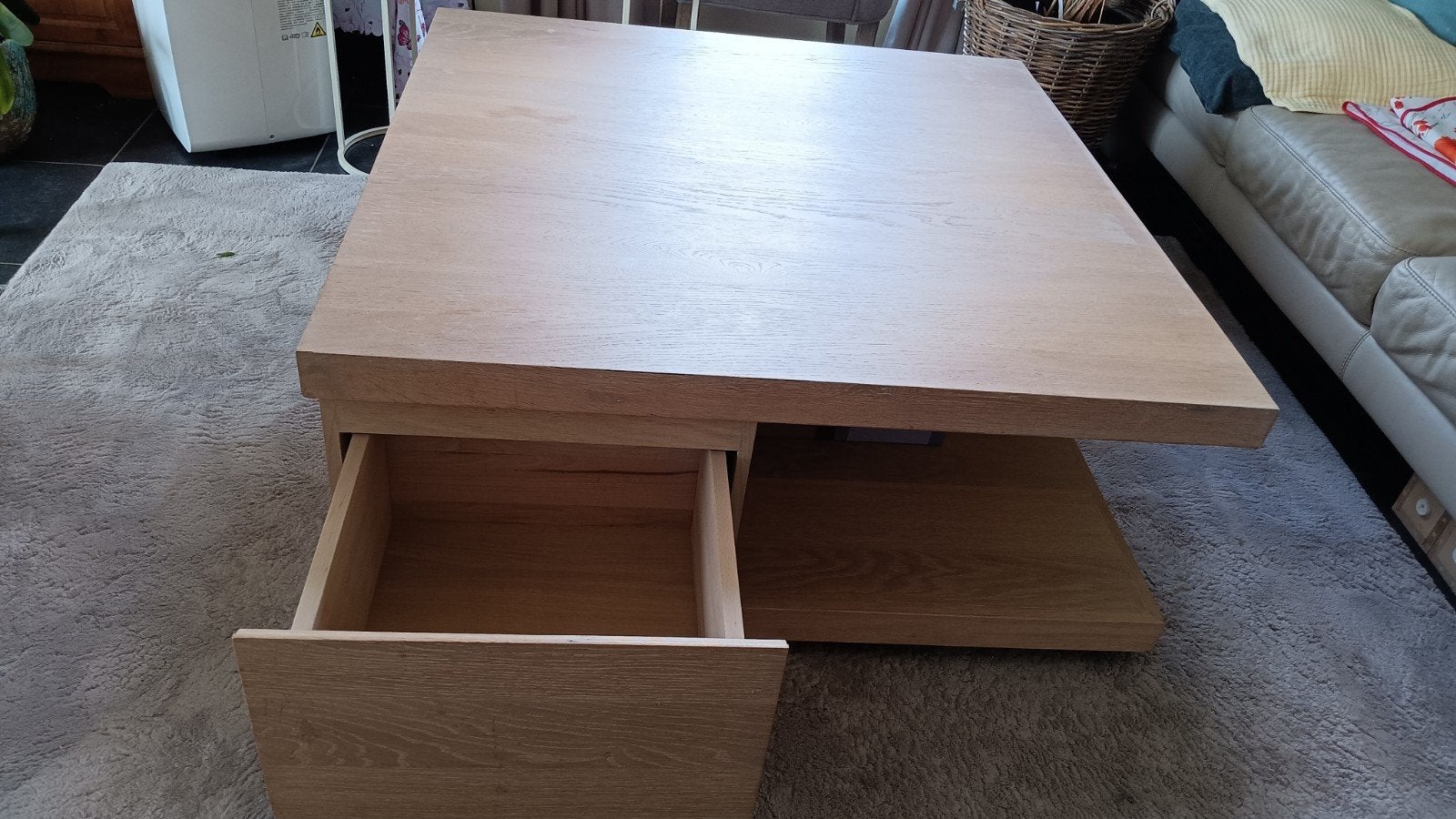 Mooie robuuste salontafel. Van de meubelwinkel Deba., Ophalen