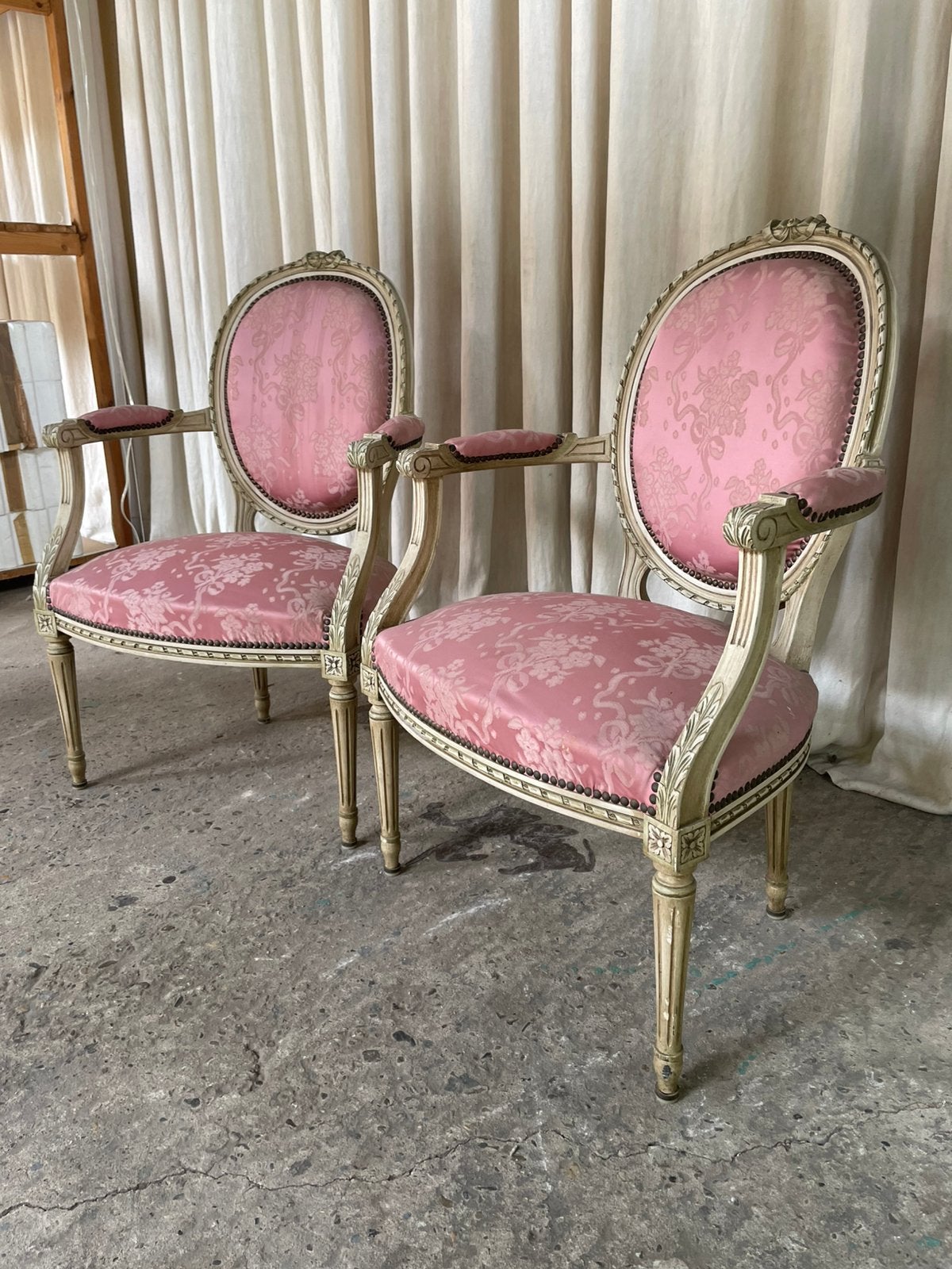 2 armstoelen in Lodewijk XVI stijl, Ophalen