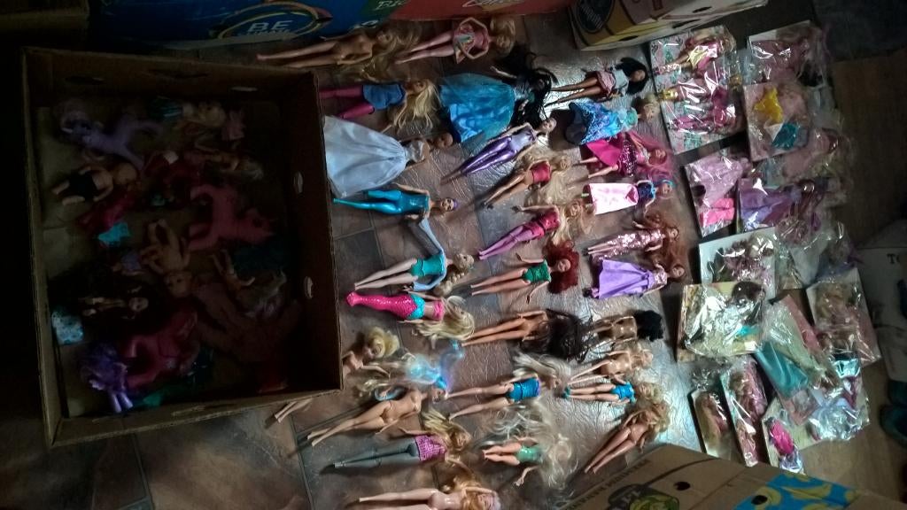 Barbie 70 piece, Enfants & Bébés, Jouets | Poupées, Enlèvement, Utilisé, Barbie