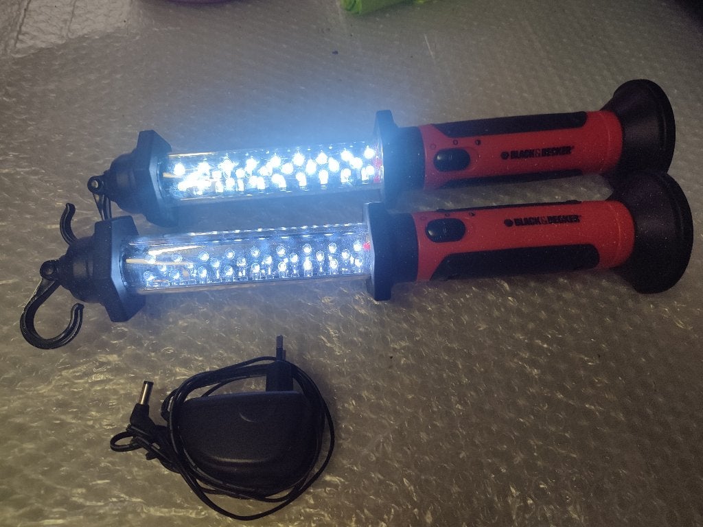Set van 2 Black & Decker LED-lampen + oplader, Ophalen, Zo goed als nieuw