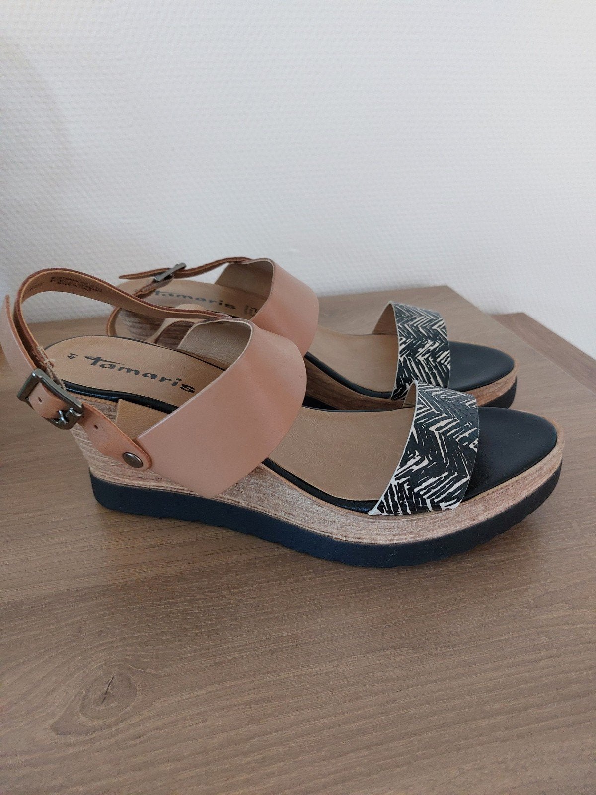 Sandales neuves., Ophalen