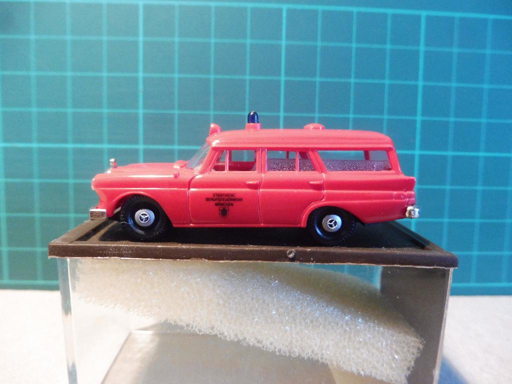 1:87 Brekina Mercedes 190 Kombi W110 Brandweer München, Hobby en Vrije tijd, Modelauto's | 1:87, Ophalen of Verzenden, Zo goed als nieuw