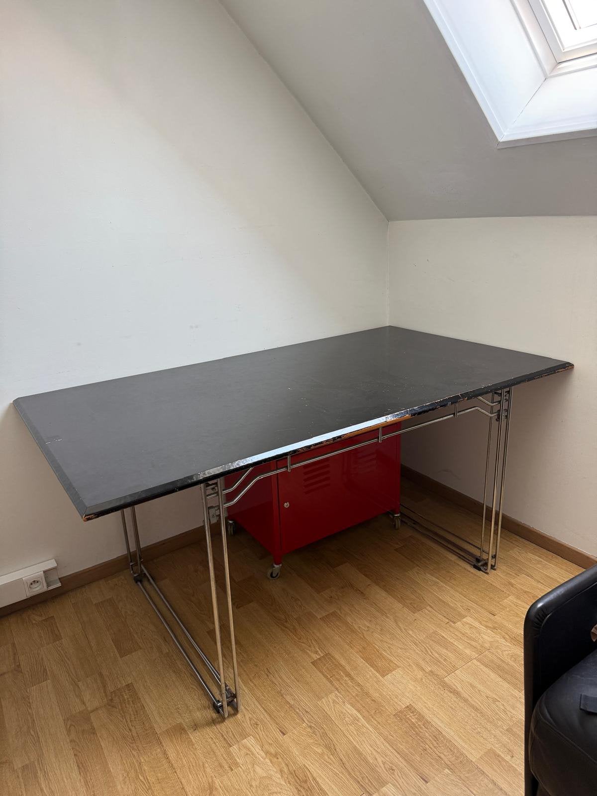 Bureau moderniste, Enlèvement