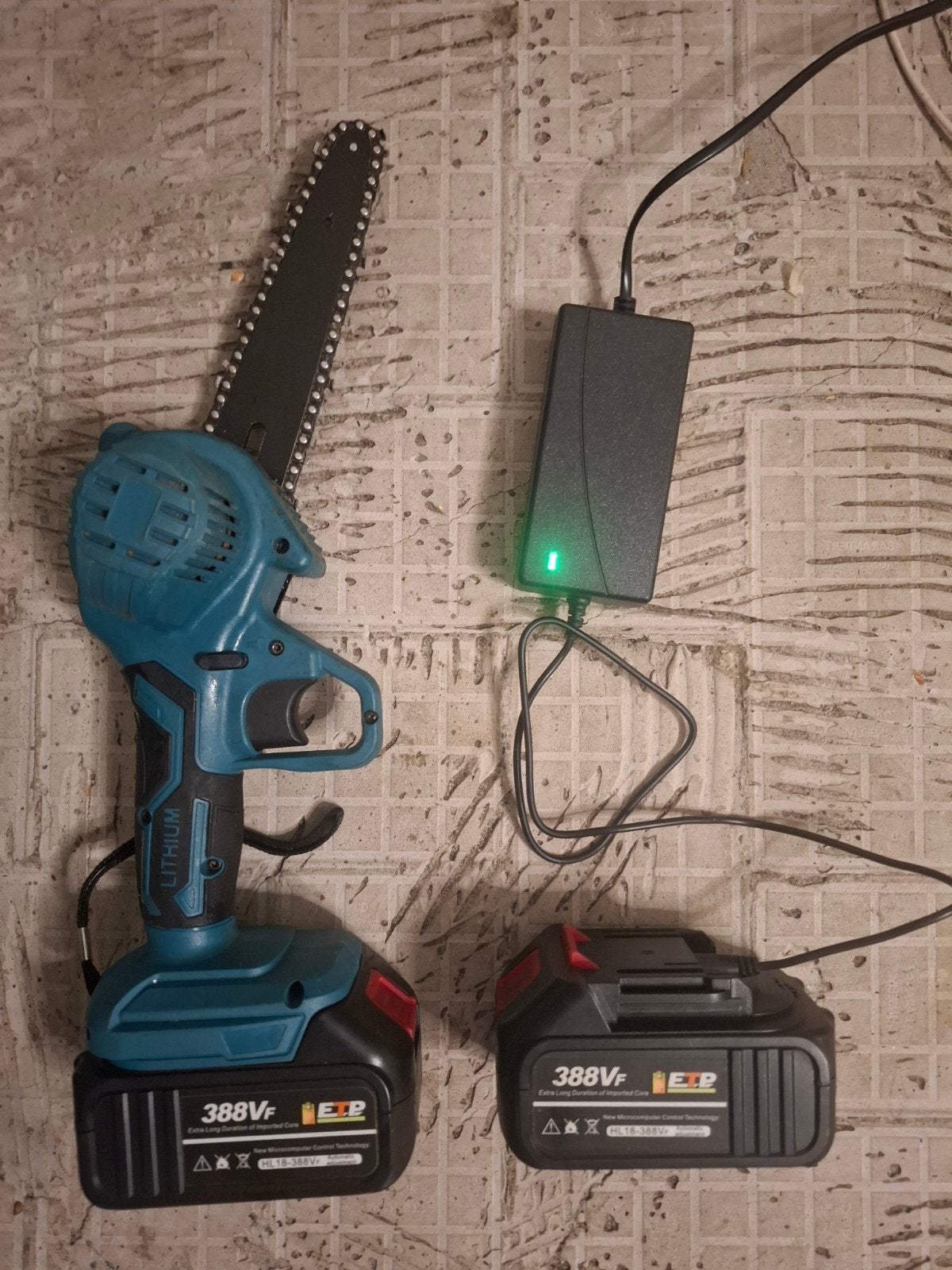Mini tronçonneuse sans fil–  fonctionnelle, Enlèvement, Utilisé