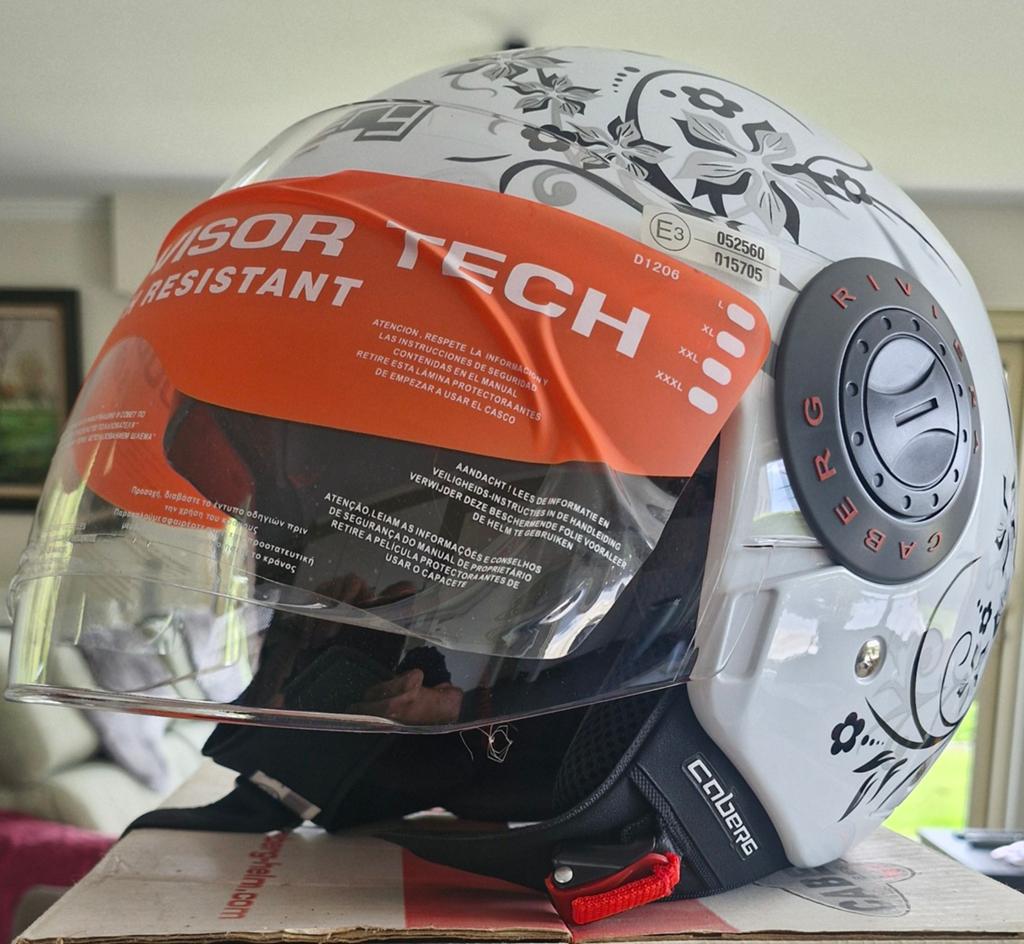 Valhelm Caberg , maat XS met bloemetjesmotief, Motoren, Kleding | Motorhelmen, Ophalen, XS