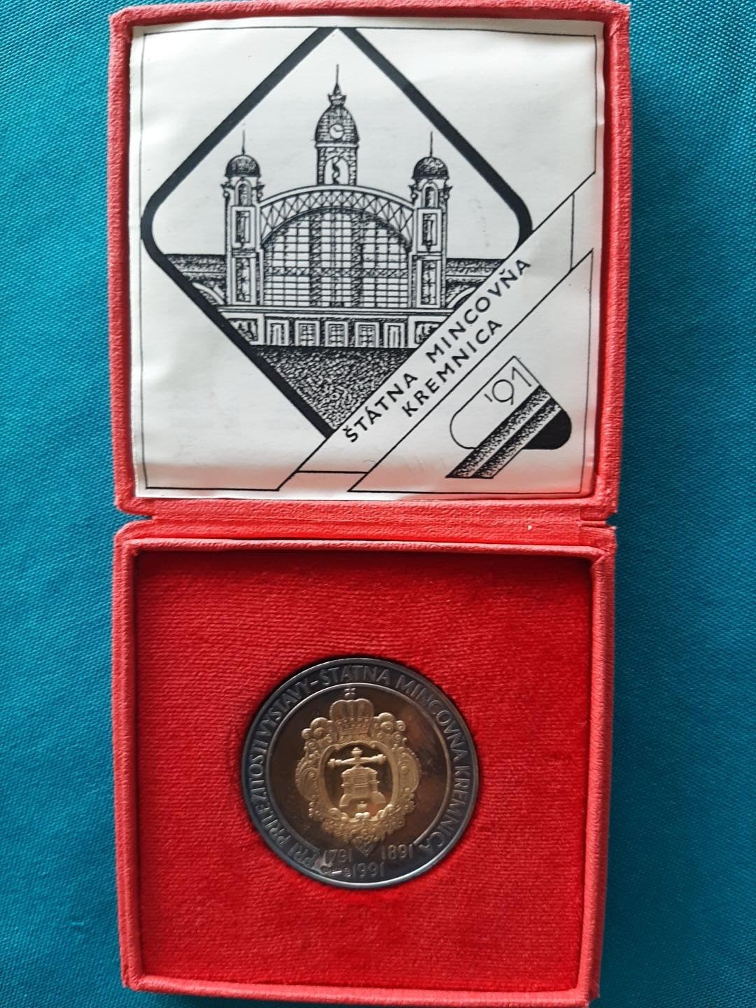 Médaille commémorative officielle tchécoslovaque dans son éc, Enlèvement ou Envoi