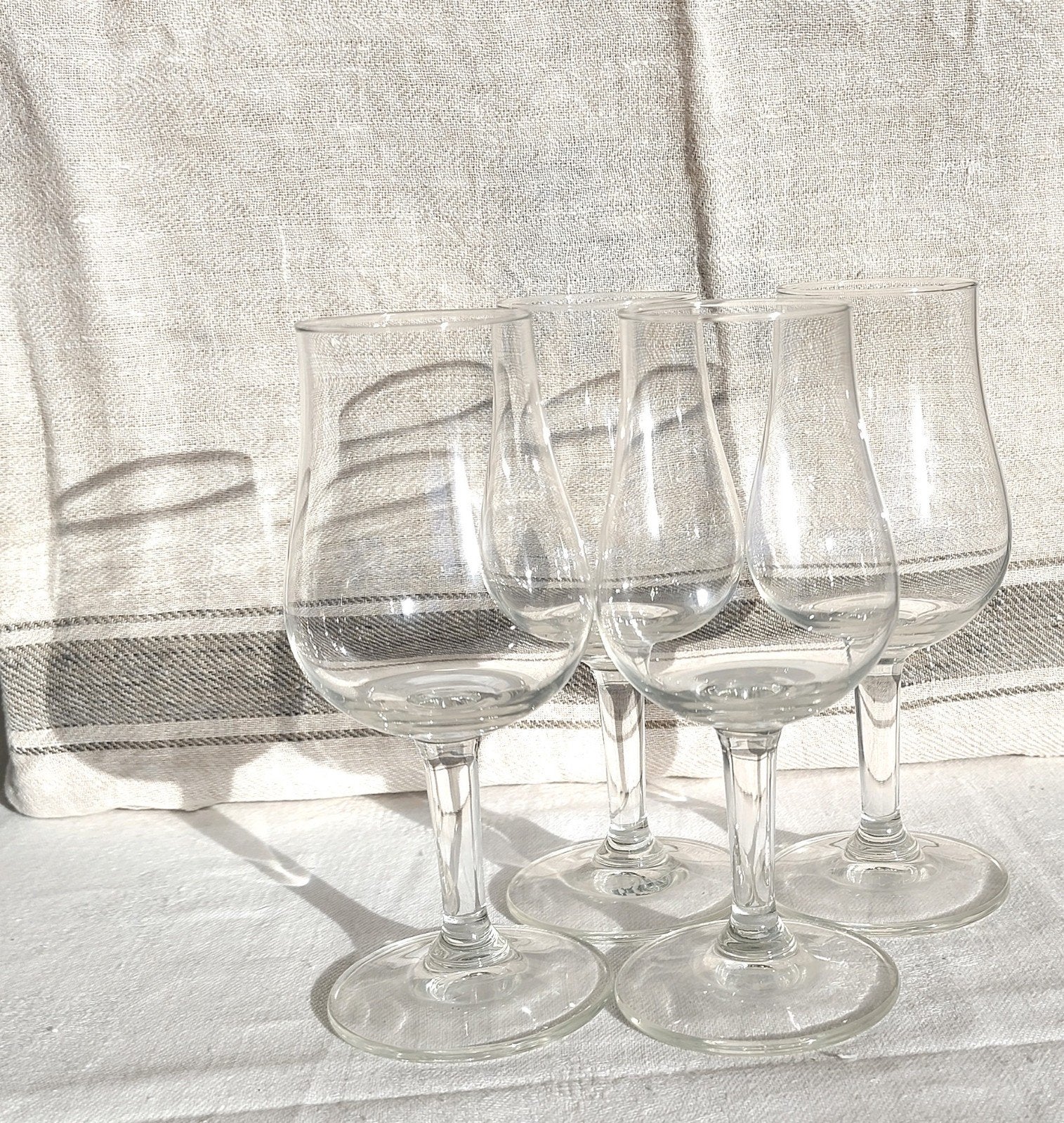 Lot de 4 verres a pied porto et liqueurs 14 cm - 10€, Verre ou Verres, Enlèvement ou Envoi, Comme neuf, Verre