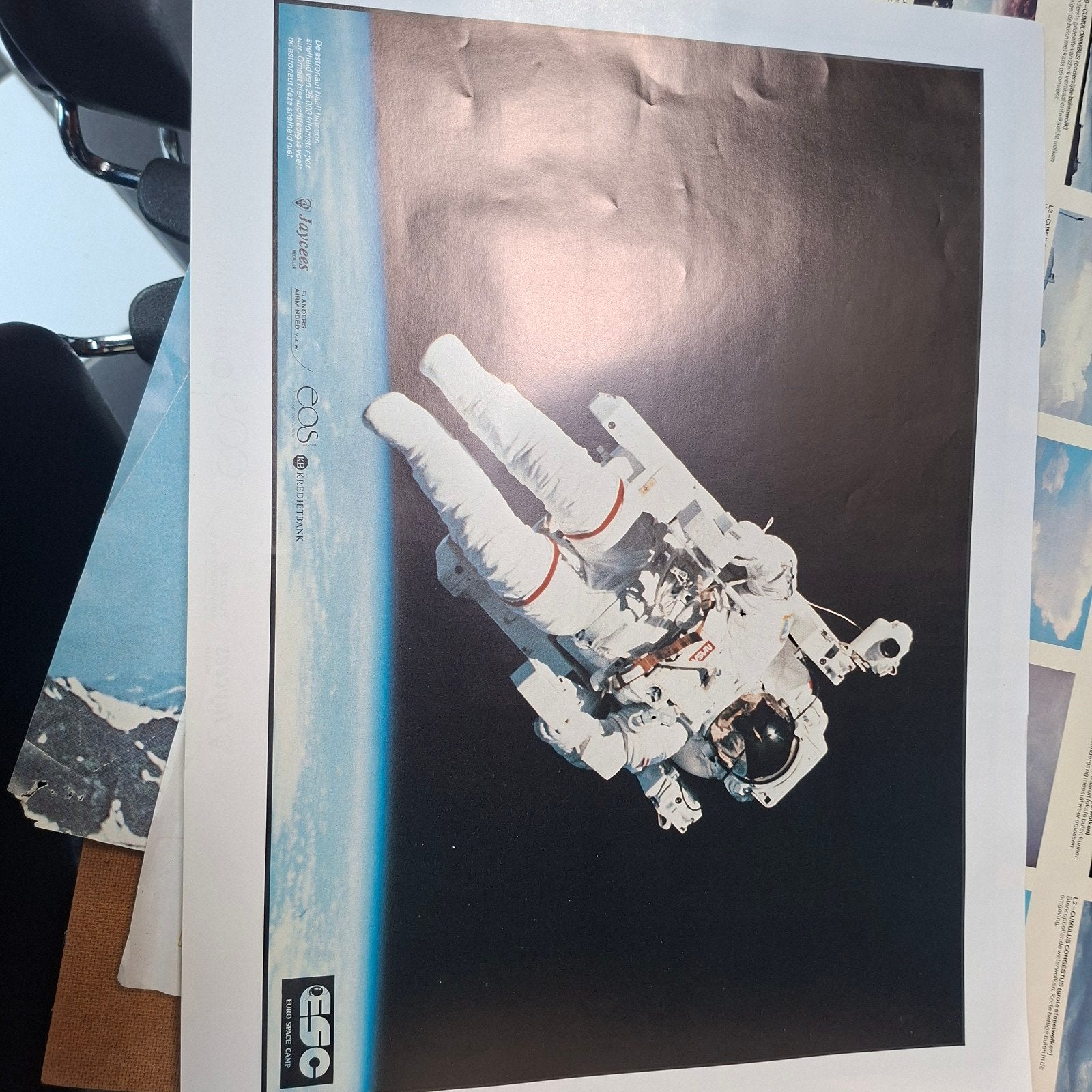 Astronaut in de ruimte, Verzamelen, Ophalen of Verzenden, Zo goed als nieuw, Kaart, Foto of Prent