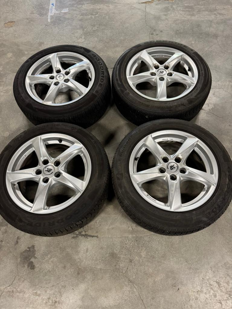 RC-Design RC 30 Gris 7x18 ET41 5x105 56.6 + 4 pneus, Auto-onderdelen, Banden en Velgen, Banden en Velgen, All Season, 16 inch