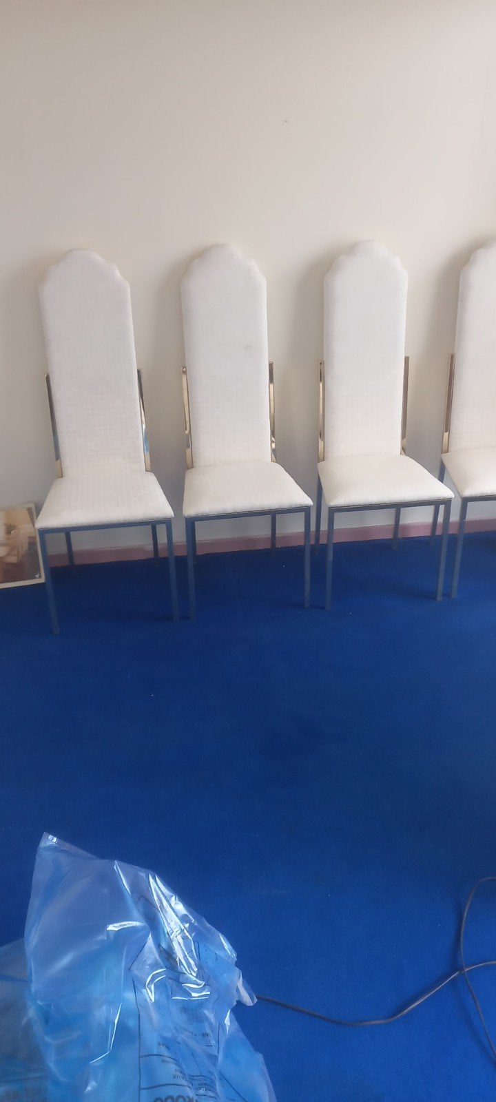 8 chaises Alain Delon suite décès, Enlèvement