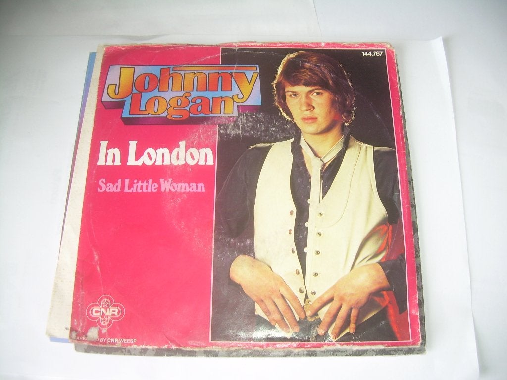 45 T SINGLE - Johnny Logan ‎– In London, Fotohoes, 7 inch, Ophalen of Verzenden, Zo goed als nieuw