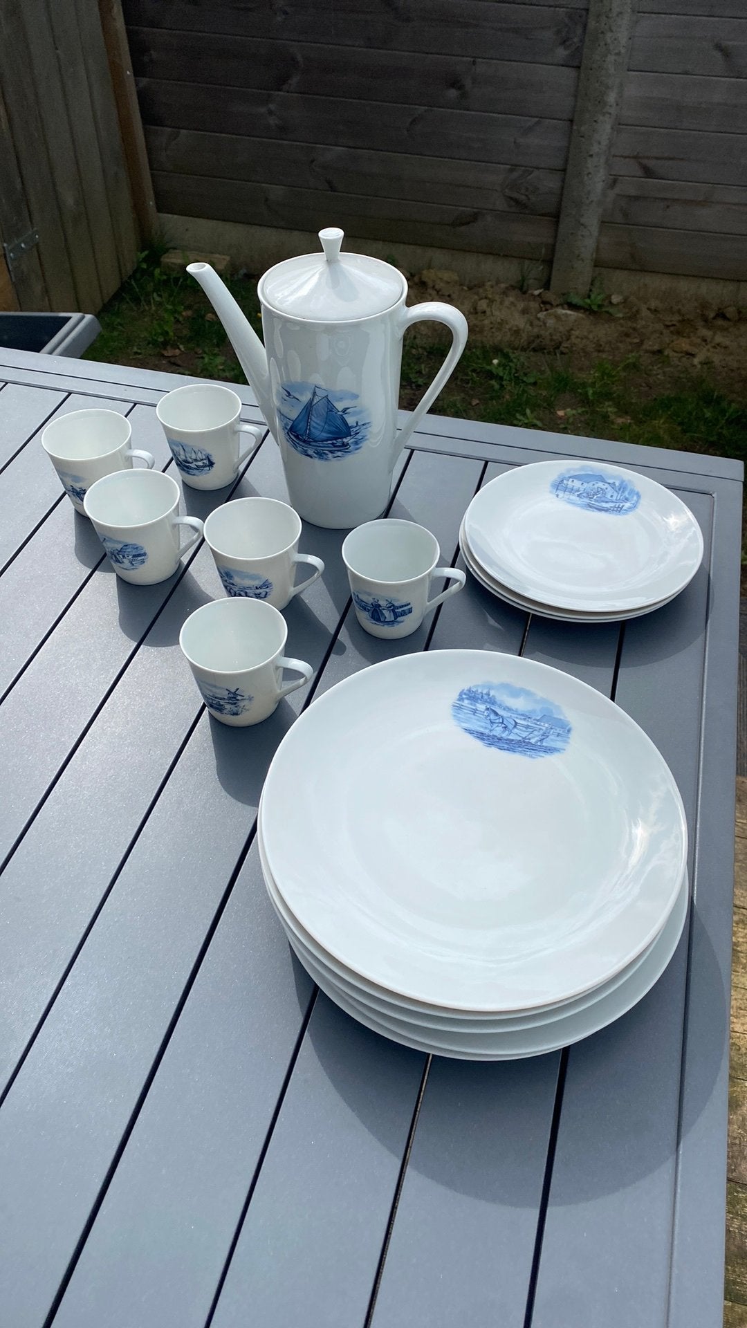 Tasjes , borden en koffiekan in porcelein, Ophalen, Bord(en)