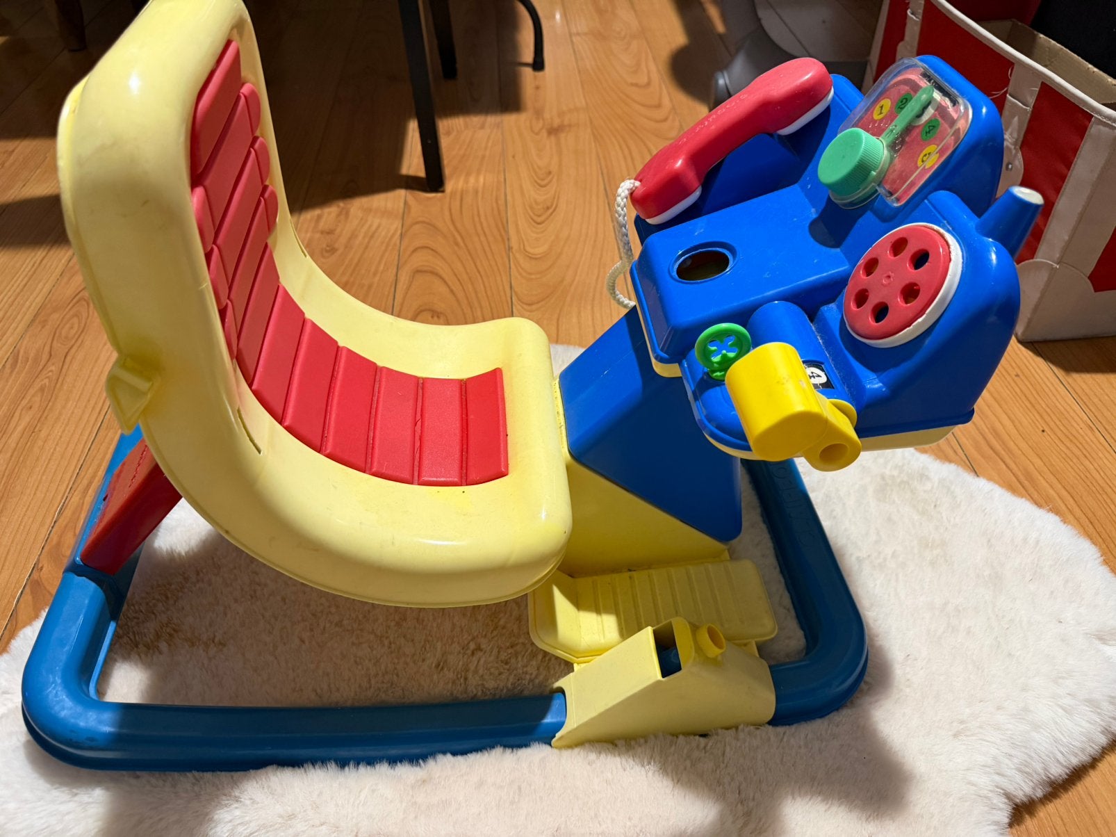 Gratis plastic schommelstoel /speelgoed, Kinderen en Baby's, Ophalen, Zo goed als nieuw
